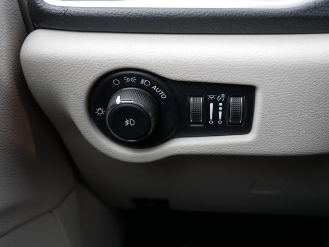 Used 2023 Chrysler Pacifica Touring-L image 23