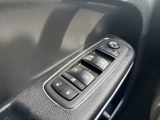 Used 2018 Chrysler 300 Limited RWD image 28