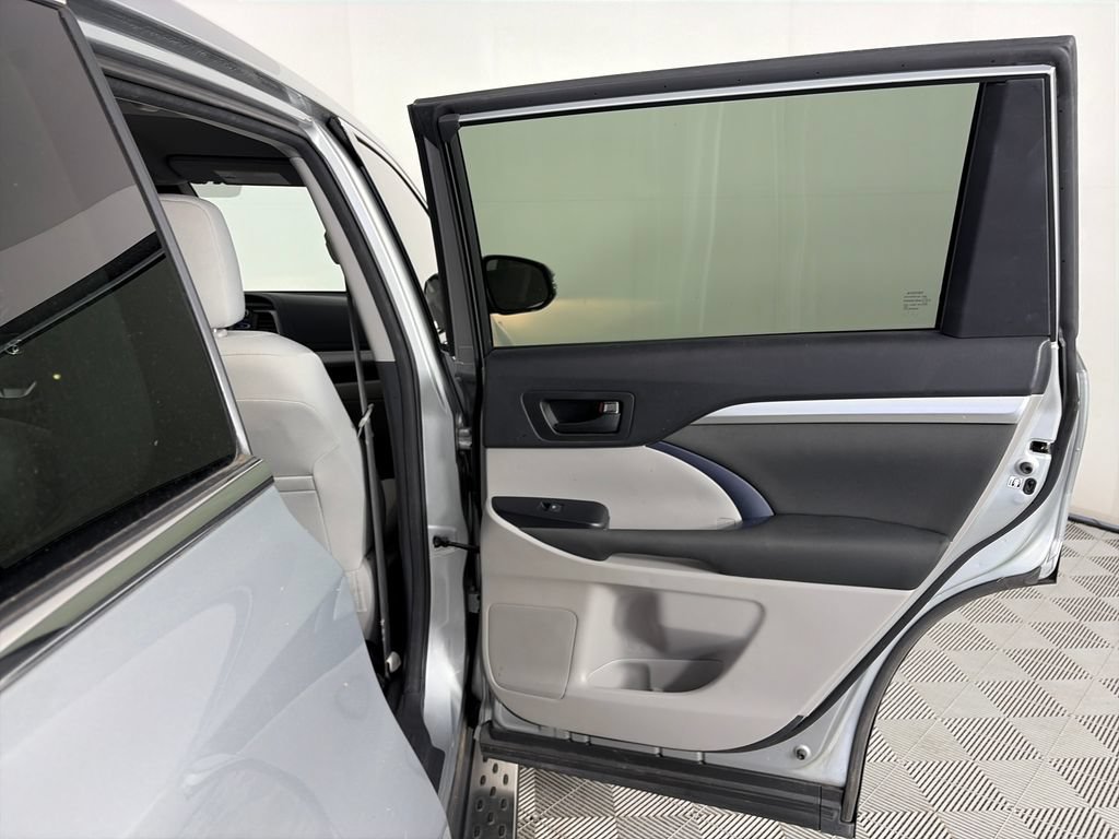 Used 2017 Toyota Highlander LE FWD image 25