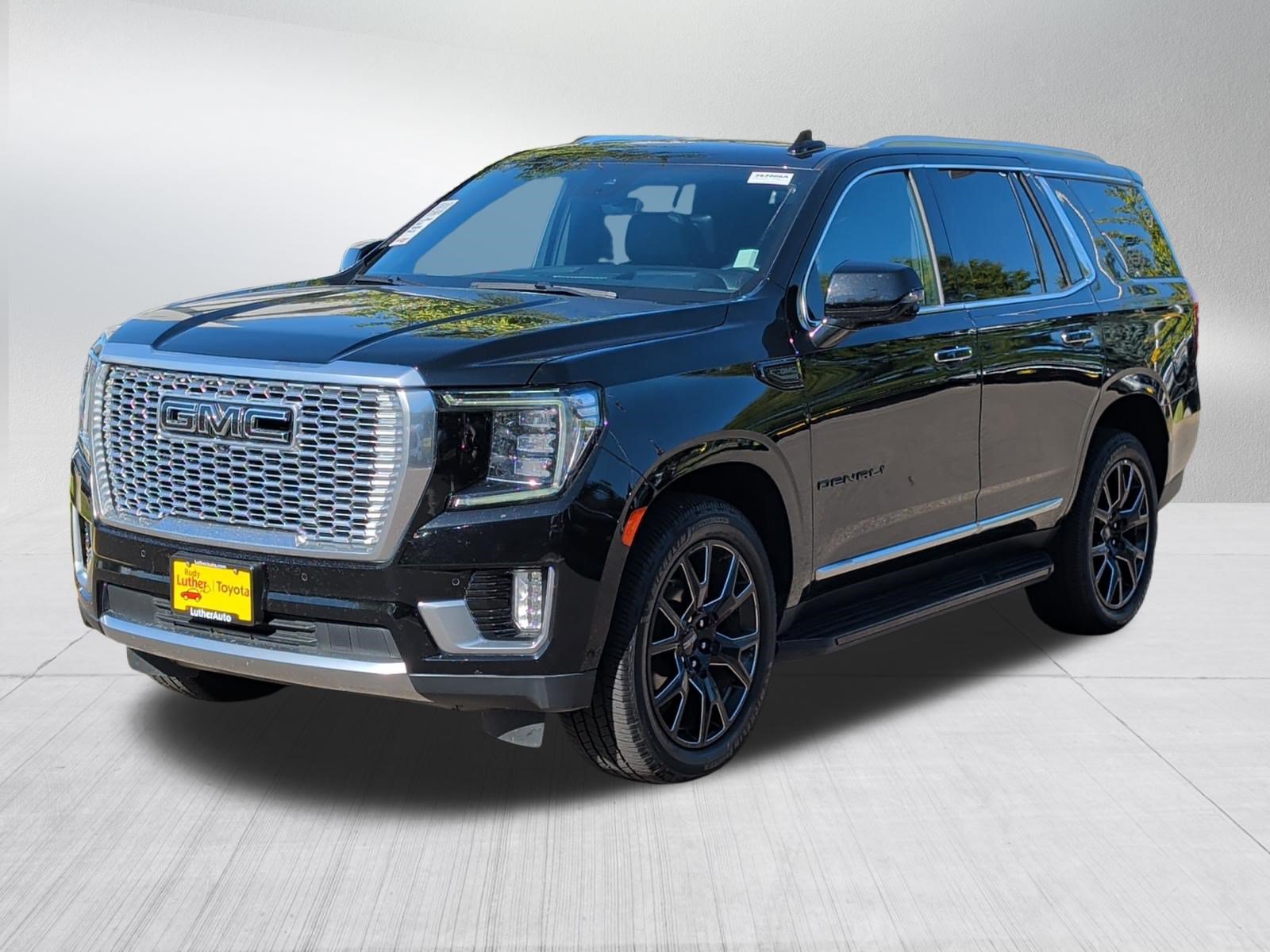 Used 2024 GMC Yukon Denali w/ Advanced Technology Package AWD/4WD image 3