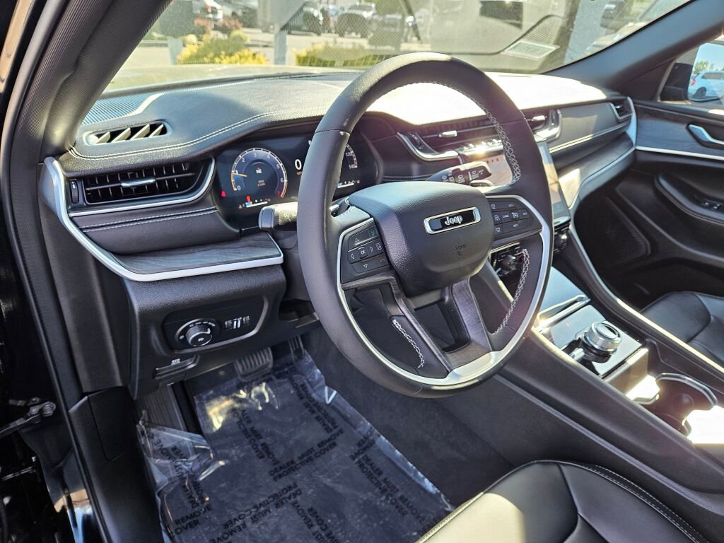 Used 2024 Jeep Grand Cherokee Limited w/ Black Appearance Package AWD/4WD image 20