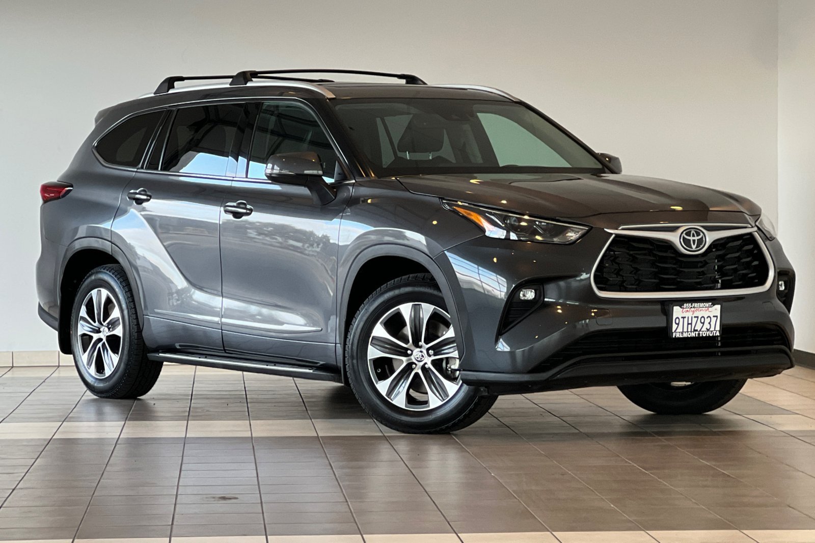Used 2022 Toyota Highlander XLE AWD/4WD image 2
