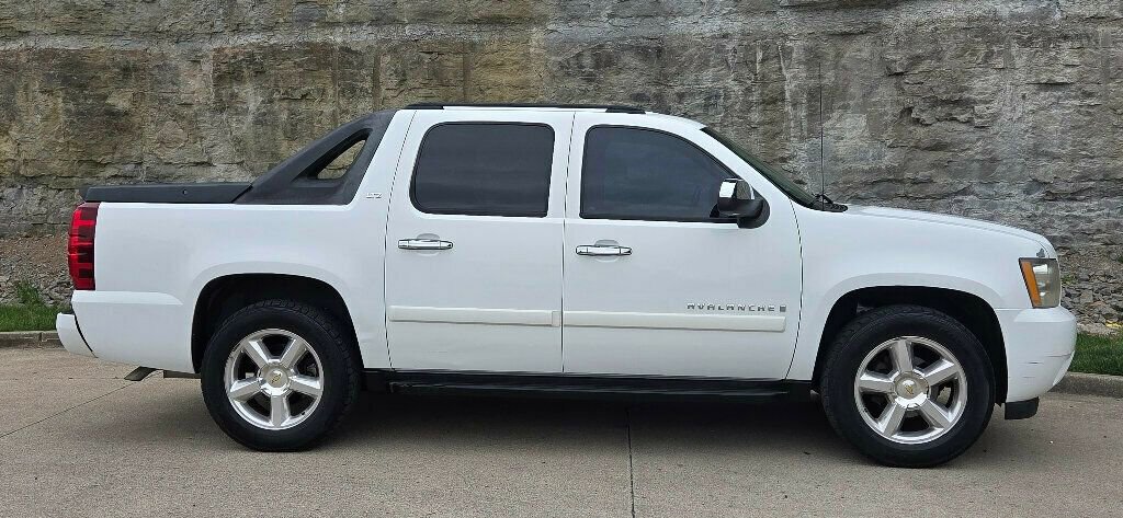 Used 2008 Chevrolet Avalanche LTZ w/ LTZ Preferred Equipment Group AWD/4WD image 2