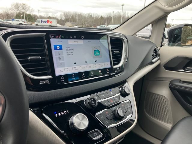 Used 2024 Chrysler Pacifica Touring-L image 9