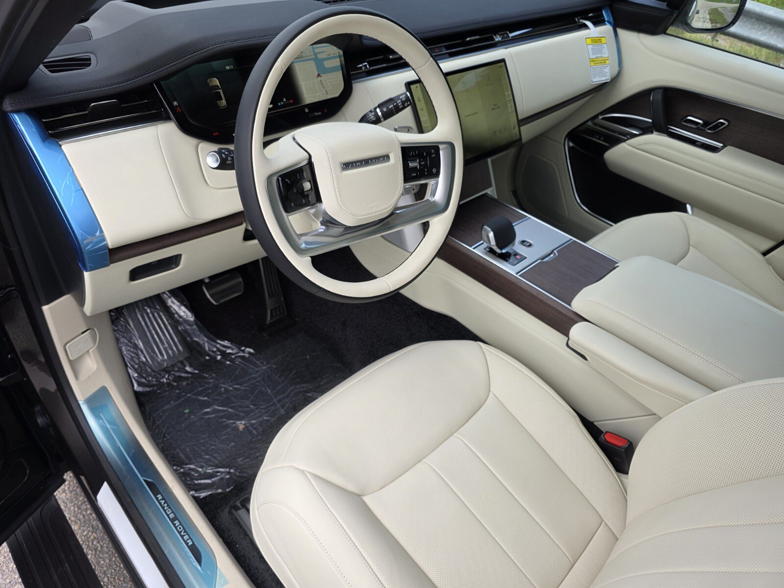 New 2026 Land Rover Range Rover Long Wheelbase SE AWD/4WD image 11