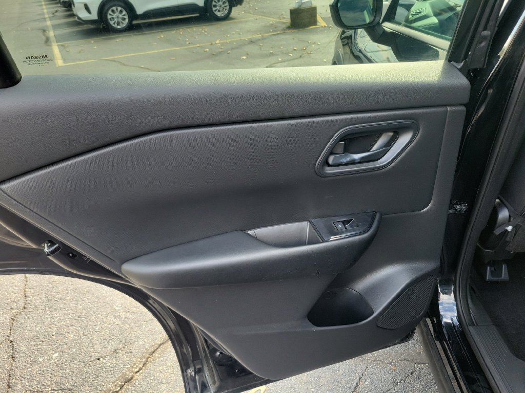 Used 2024 Nissan Rogue S FWD image 18