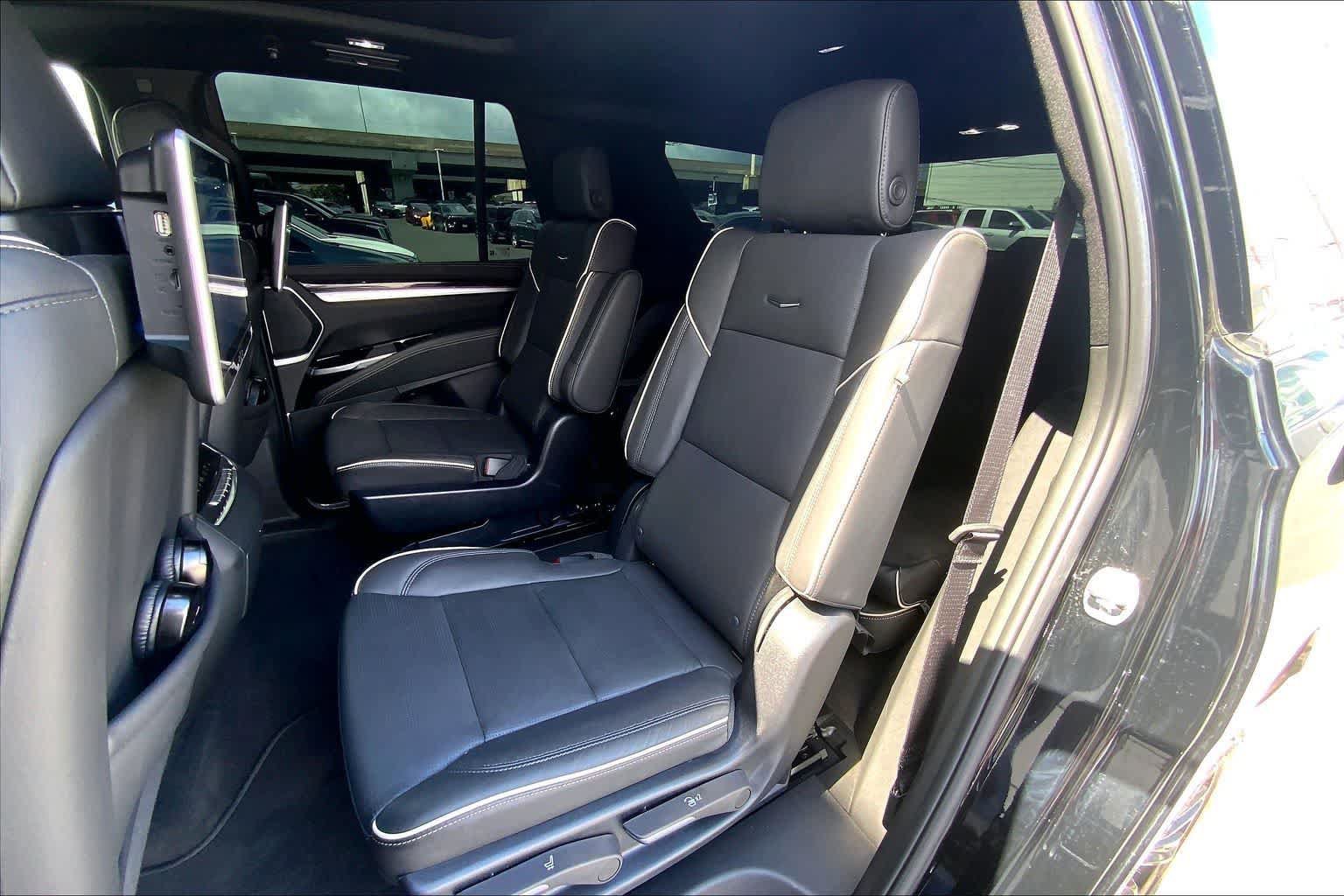 Used 2025 Cadillac Escalade Premium Luxury AWD/4WD image 29