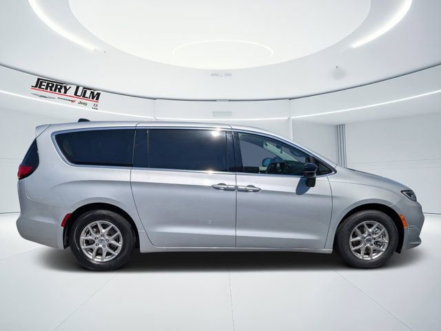 Used 2024 Chrysler Pacifica Touring-L image 2
