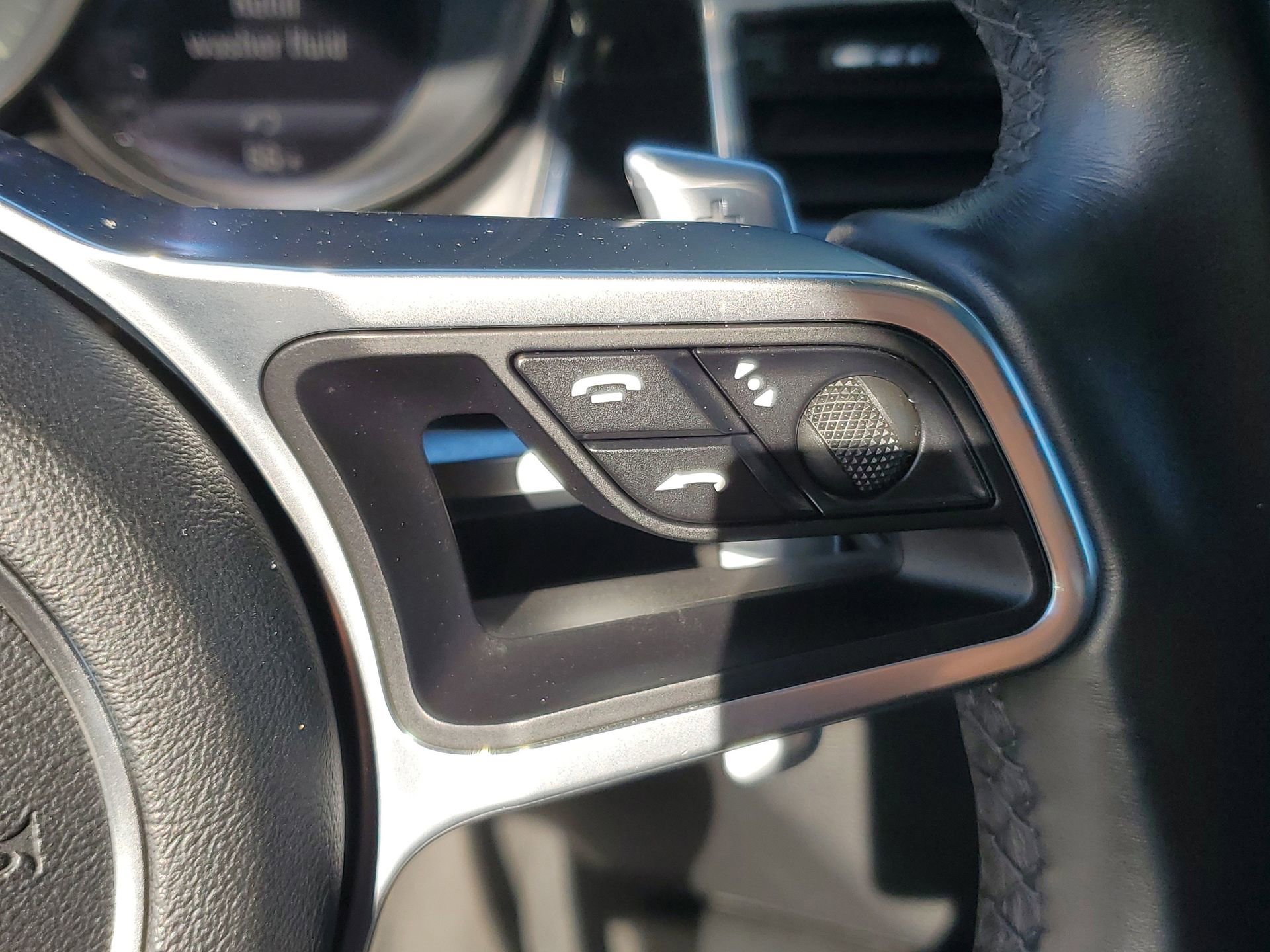 Used 2018 Porsche Macan S image 23