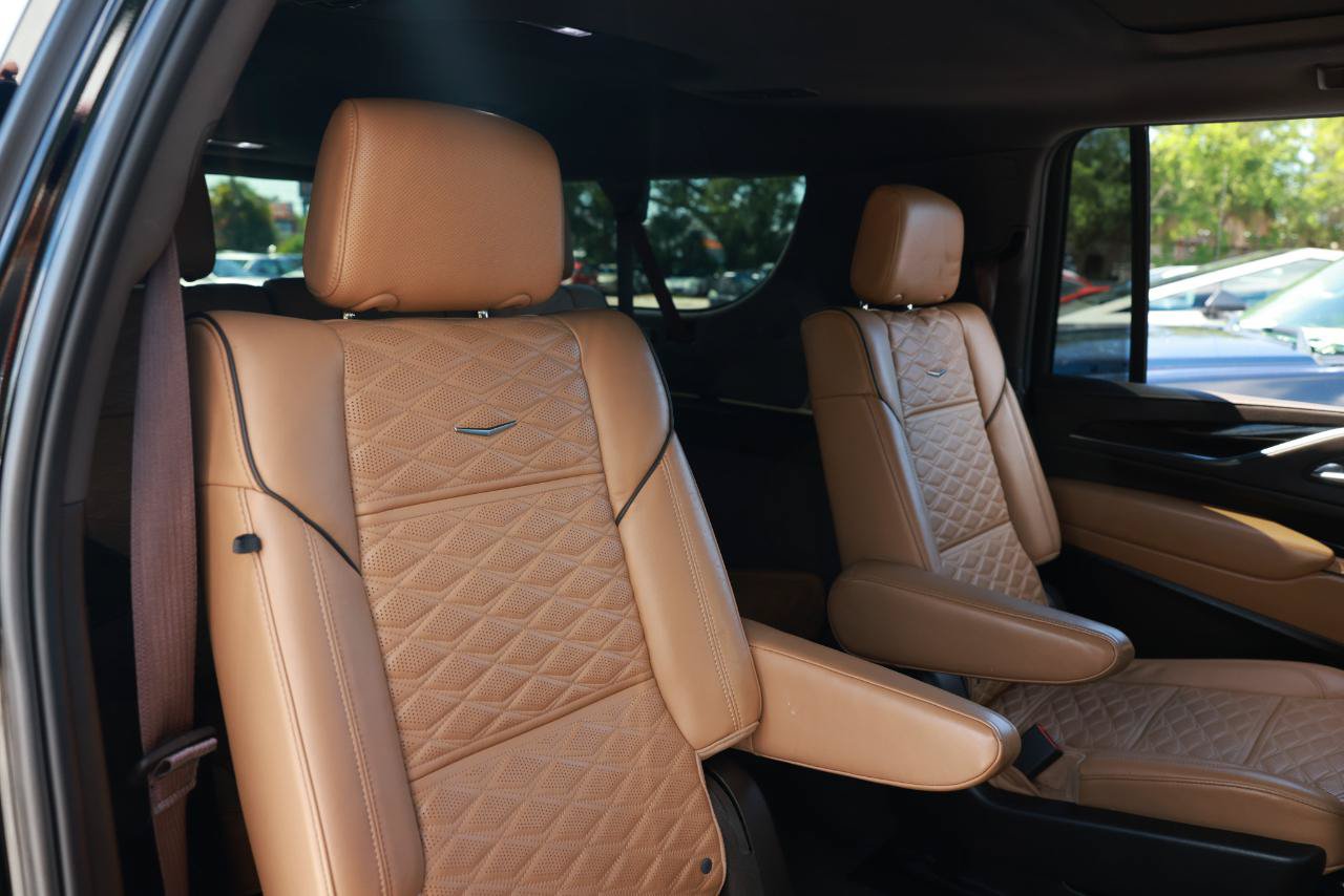 Used 2024 Cadillac Escalade ESV Premium Luxury AWD/4WD image 12