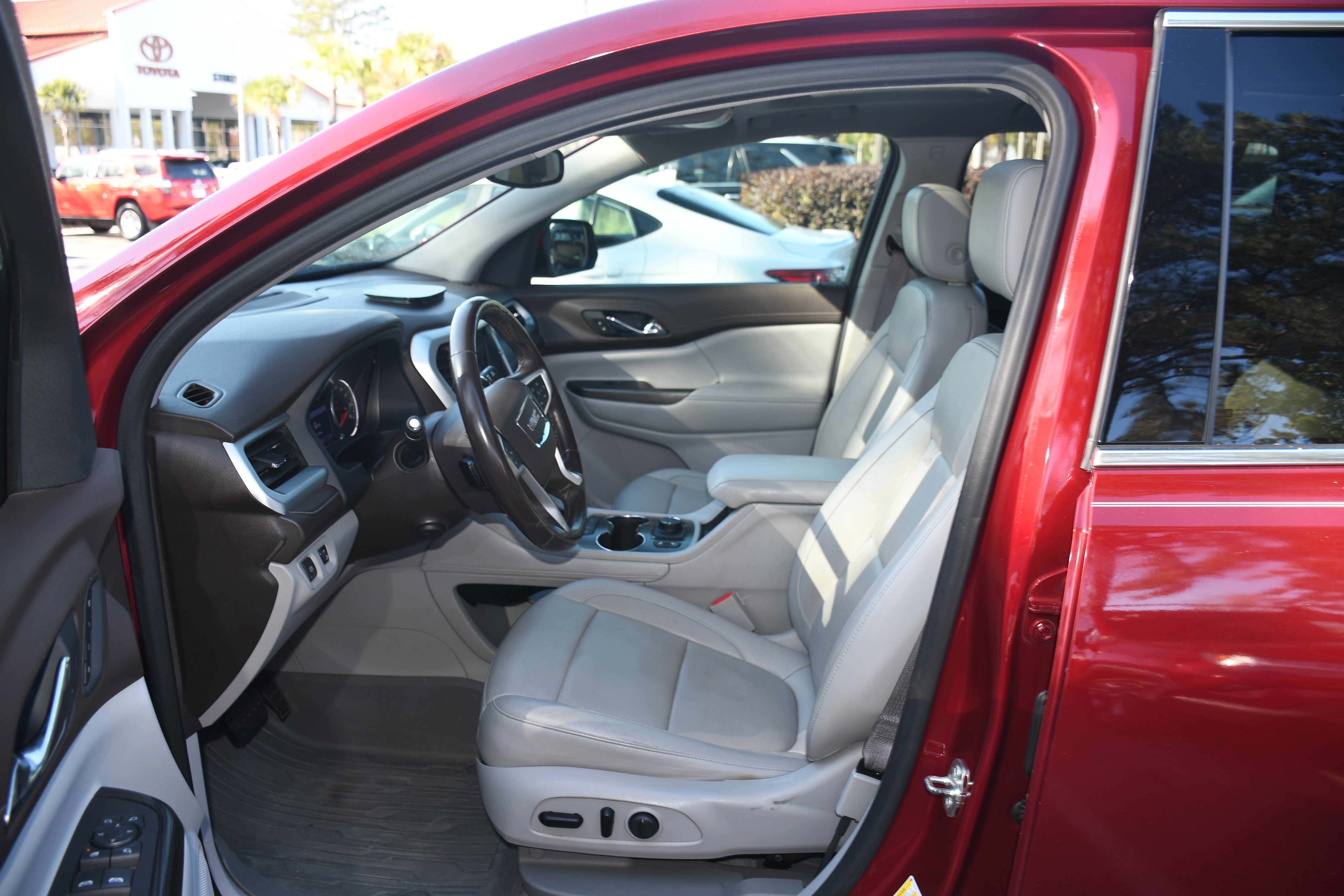 Used 2020 GMC Acadia SLT w/ Premium Package image 8