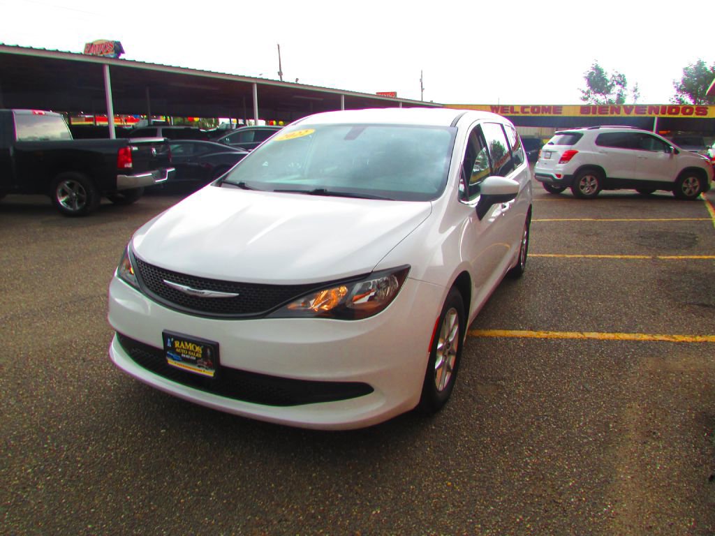 Used 2022 Chrysler Voyager LX image 11