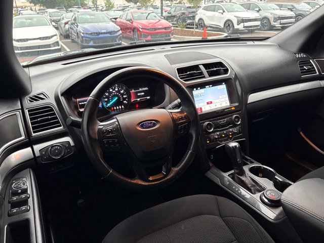 Used 2017 Ford Explorer XLT w/ Equipment Group 201A AWD/4WD image 30