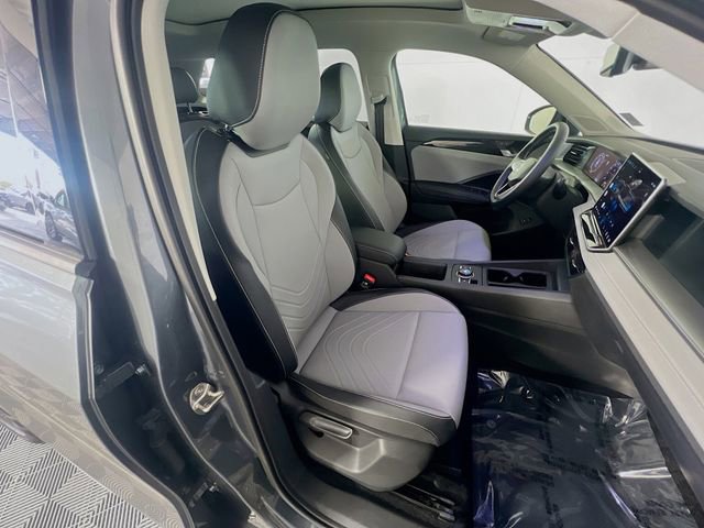 Used 2025 Volkswagen Tiguan SE FWD image 30
