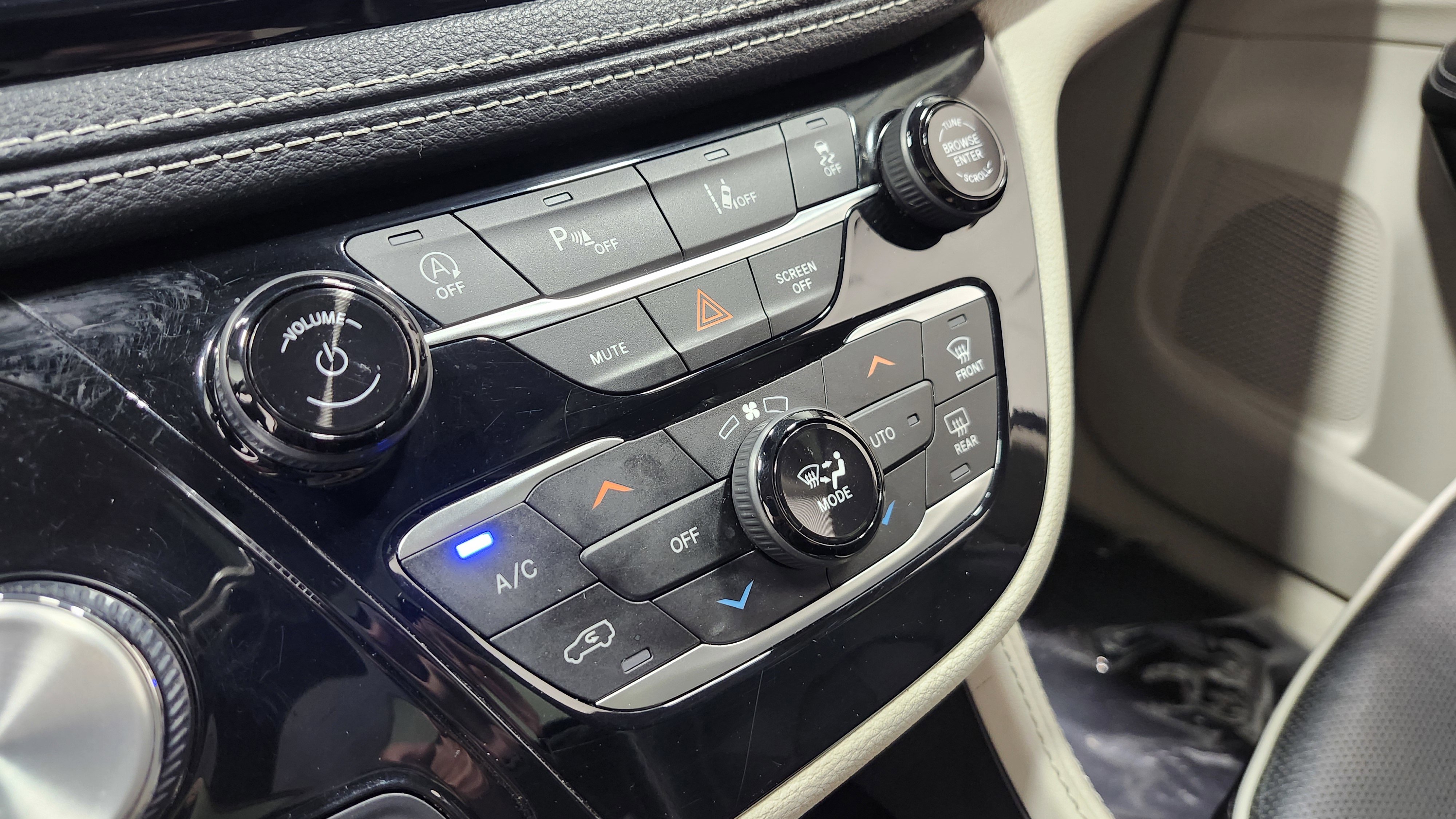 Used 2023 Chrysler Pacifica Limited image 33