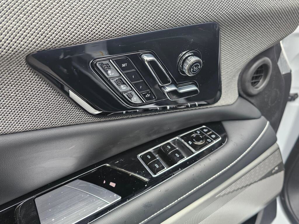 New 2026 Cadillac Optiq Luxury 2 image 27