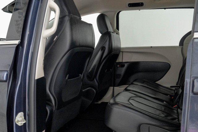 Used 2019 Chrysler Pacifica Touring-L FWD image 45