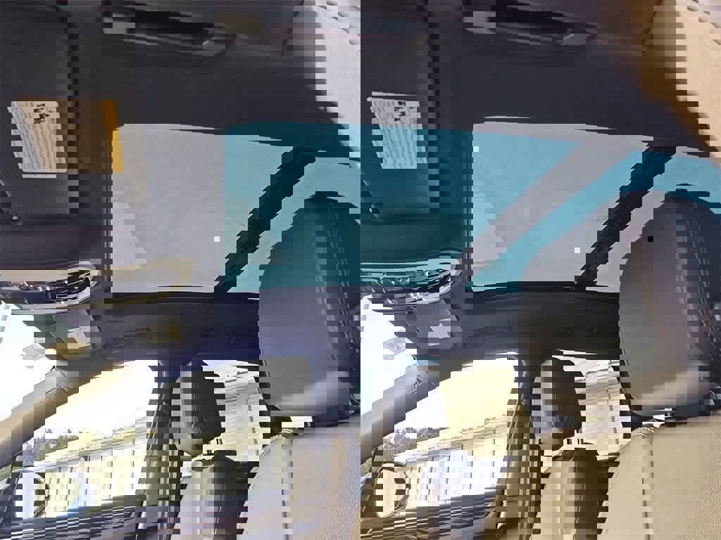 Certified 2025 Porsche Macan image 17