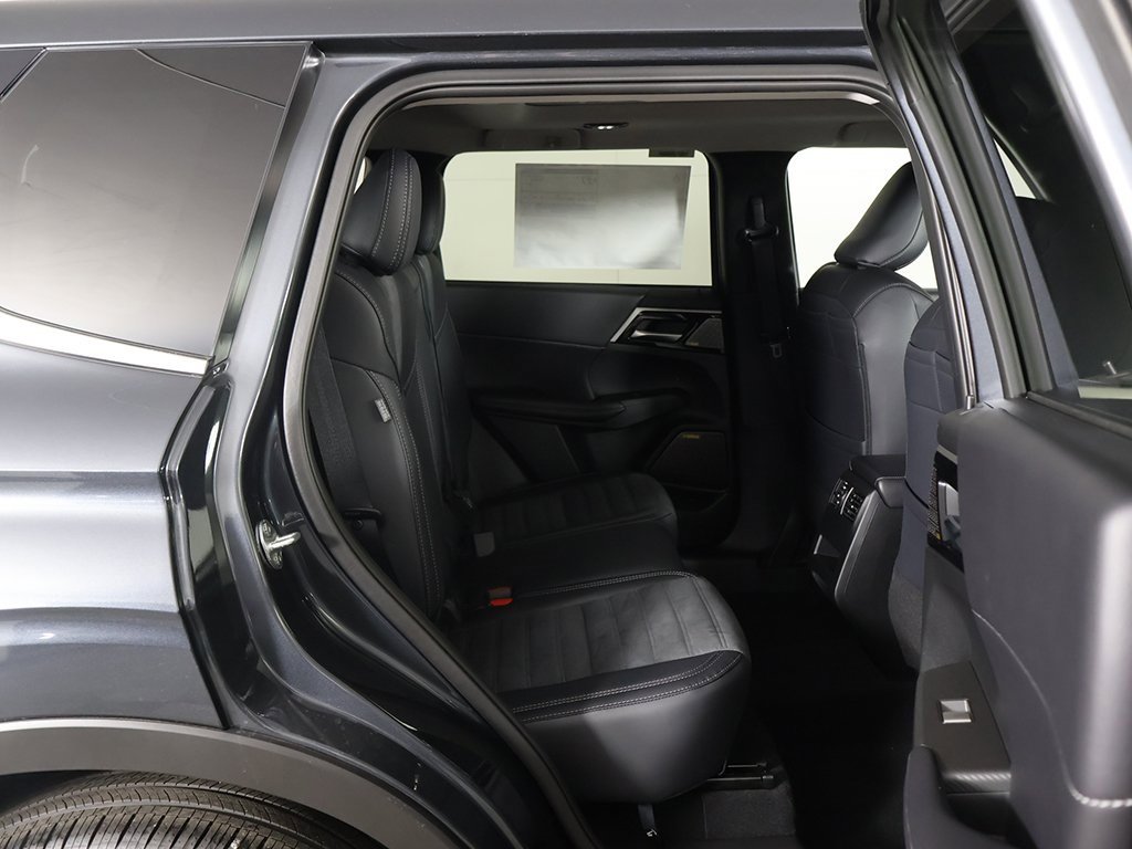 New 2025 Mitsubishi Outlander SE image 35