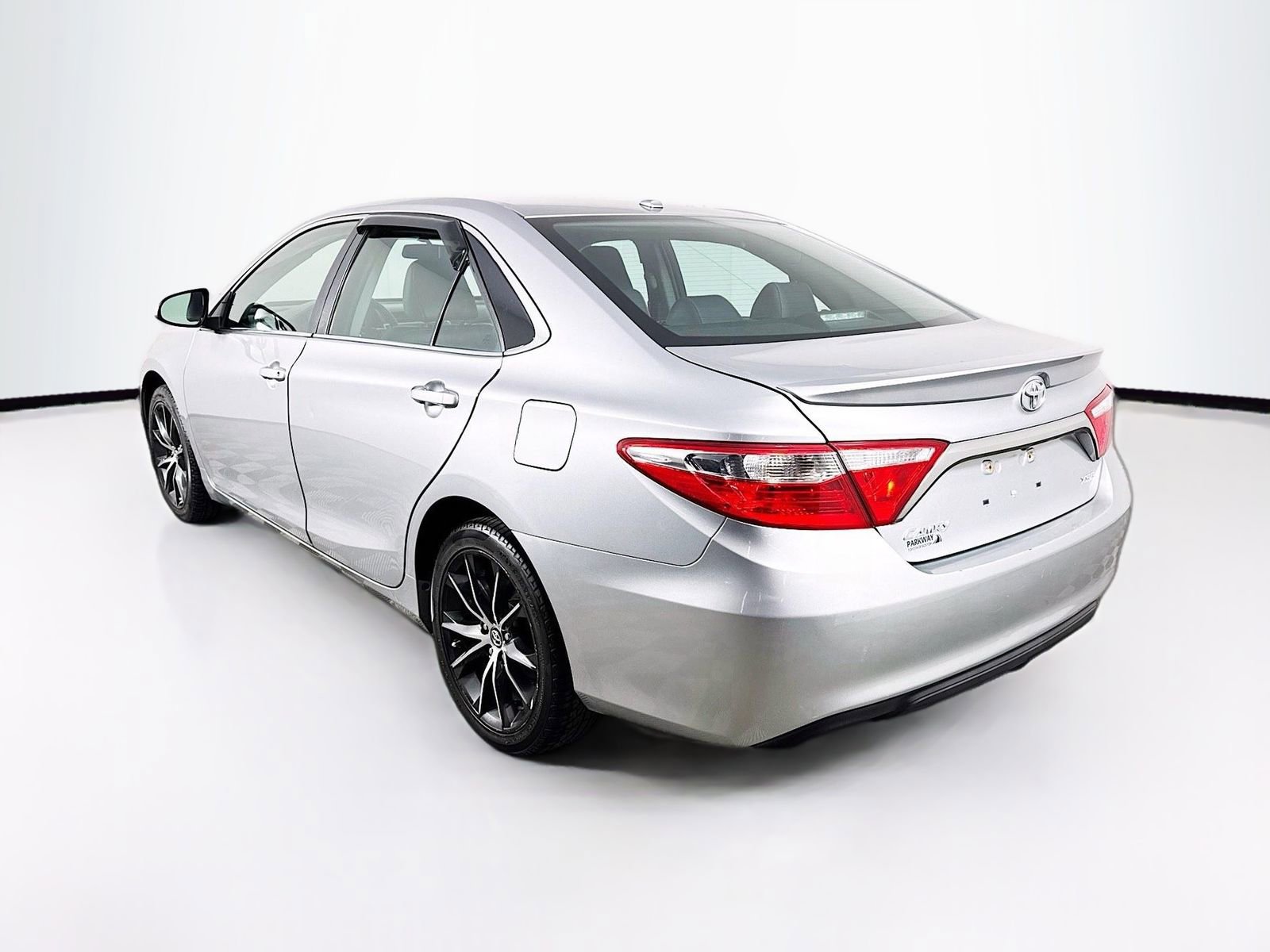 Used 2016 Toyota Camry XSE w/ Moonroof Package FWD image 5