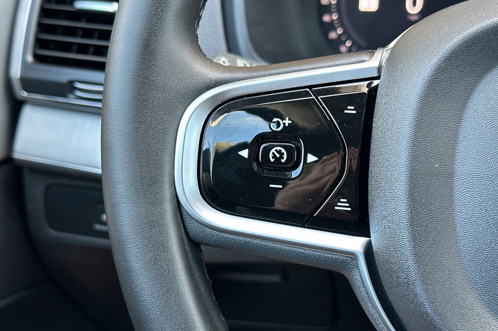 Certified 2025 Volvo XC90 B5 Core AWD/4WD image 28