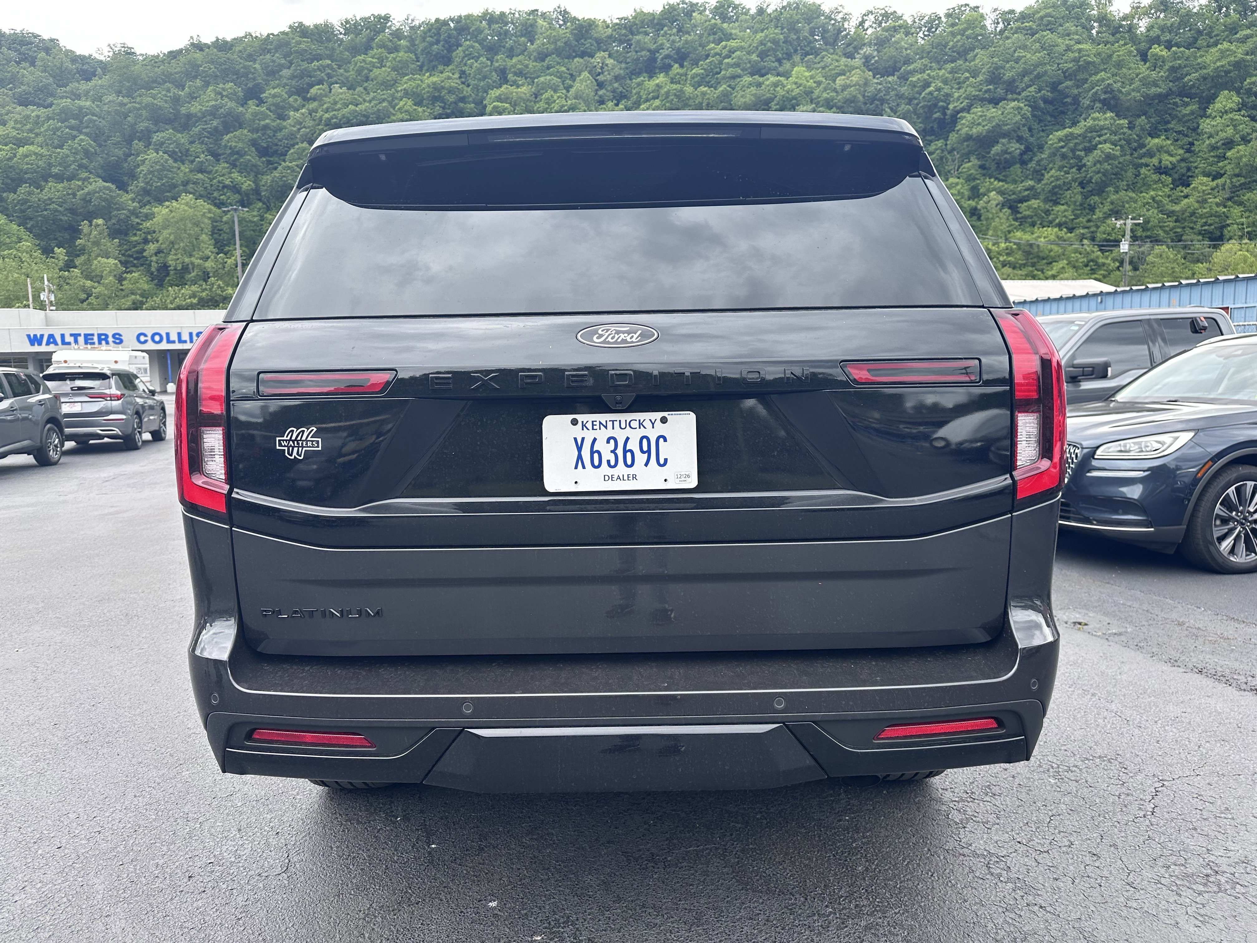 Used 2025 Ford Expedition Platinum w/ Stealth Performance Package AWD/4WD image 5