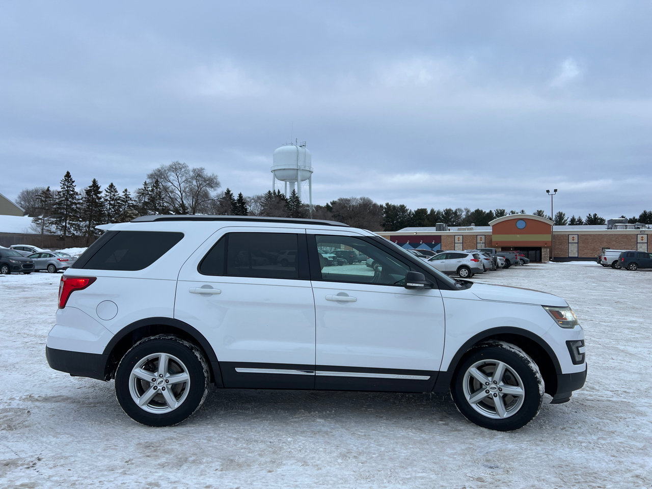 Used 2016 Ford Explorer XLT w/ Equipment Group 202A image 10