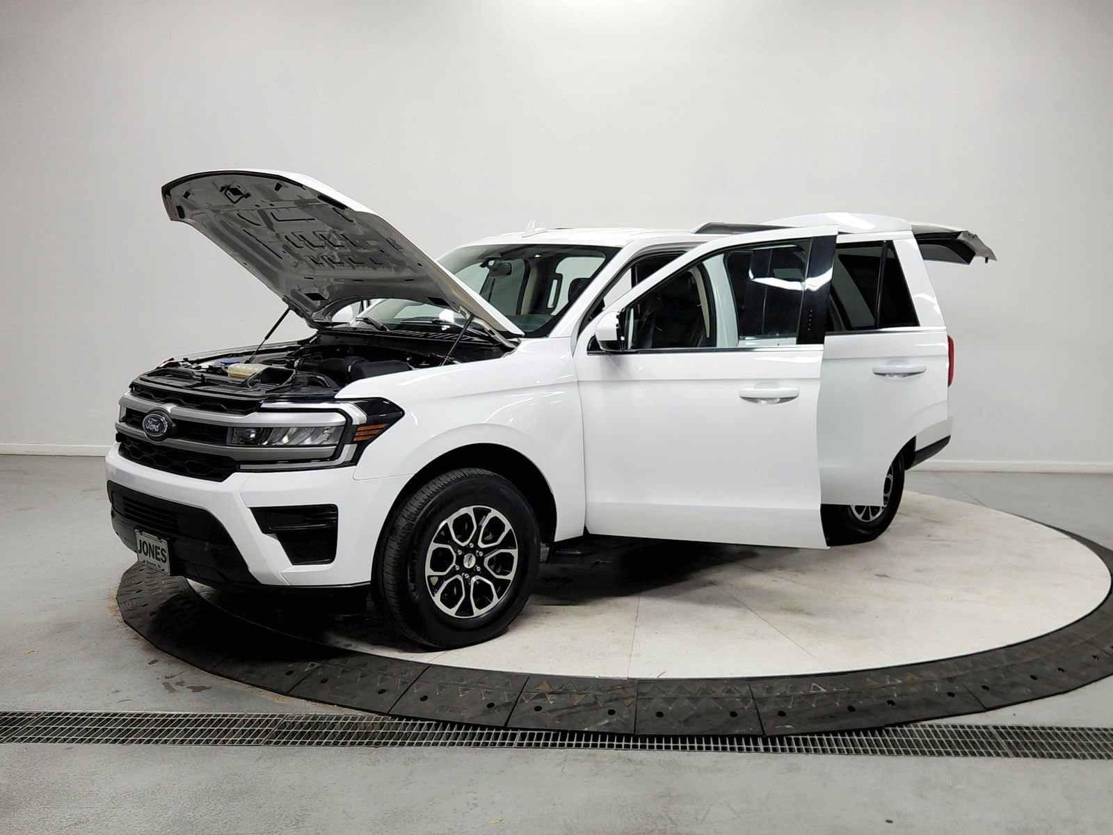 Used 2024 Ford Expedition XLT image 11