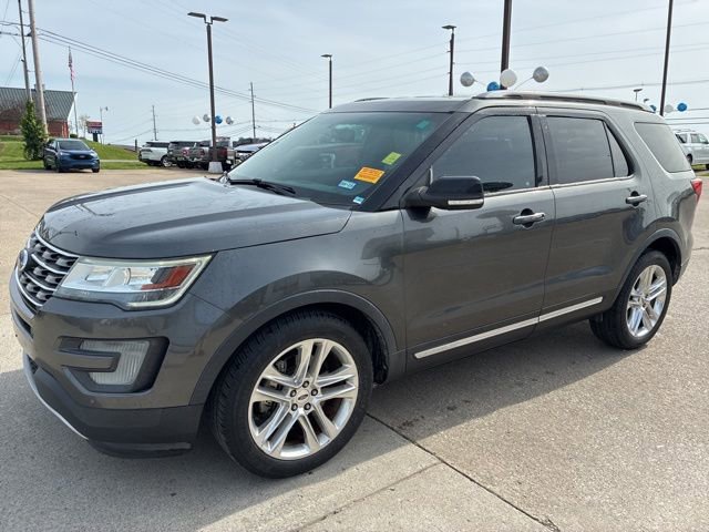 Used 2017 Ford Explorer XLT w/ Equipment Group 202A image 3