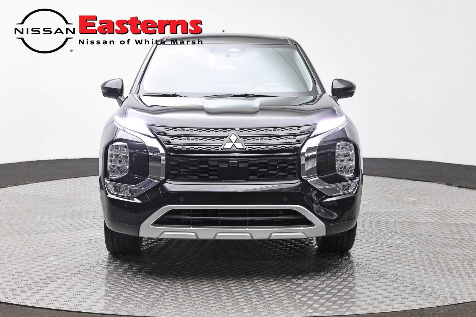 Used 2024 Mitsubishi Outlander AWD image 2