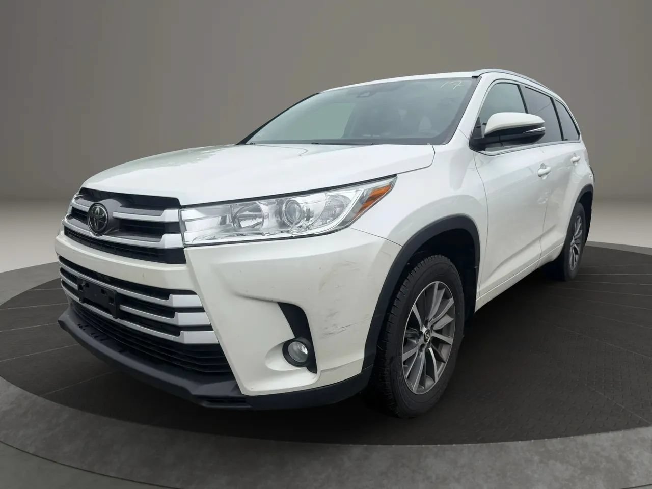 Used 2017 Toyota Highlander XLE w/ Carpet Mat Package AWD/4WD image 1