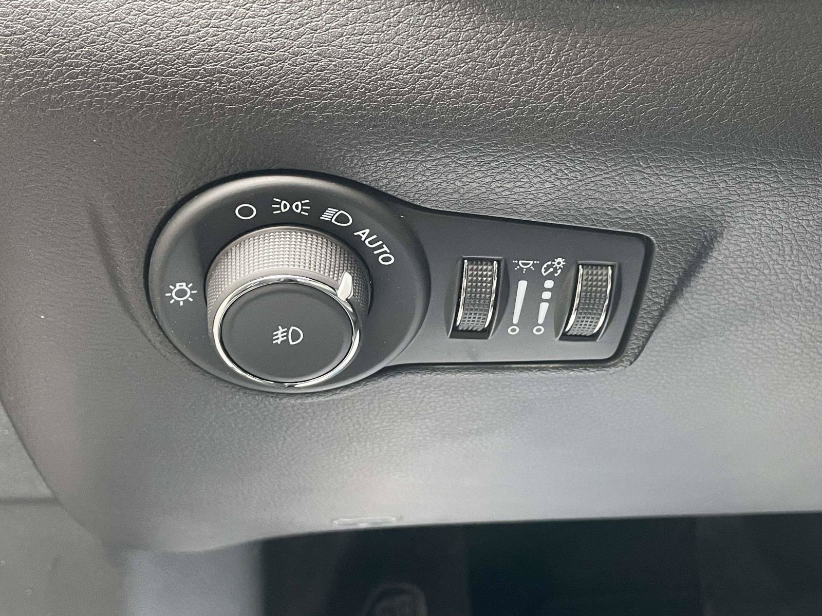 Certified 2024 Jeep Compass Limited w/ Sun and Sound Group AWD/4WD image 22