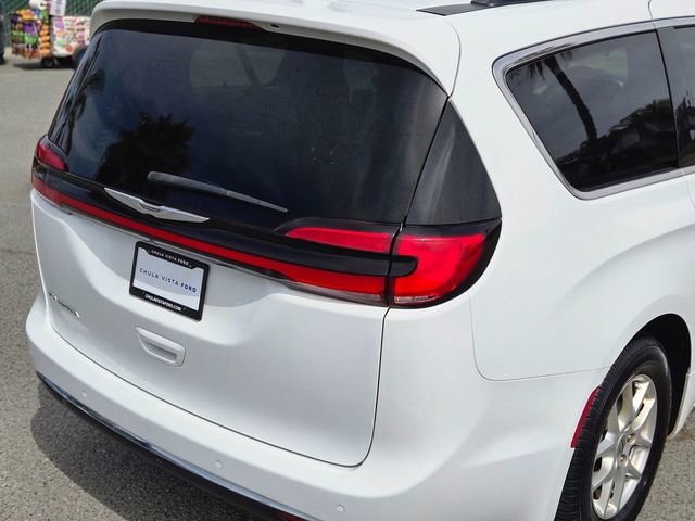 Used 2022 Chrysler Pacifica Touring-L FWD image 8