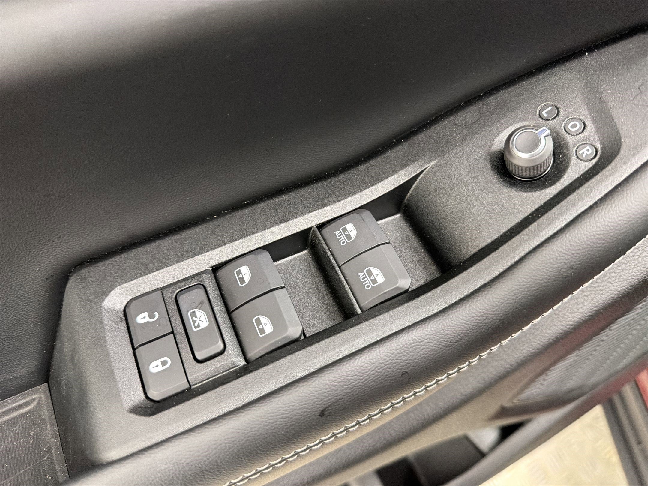 Used 2025 Jeep Grand Cherokee Laredo w/ Luxury Tech Group I RWD image 13