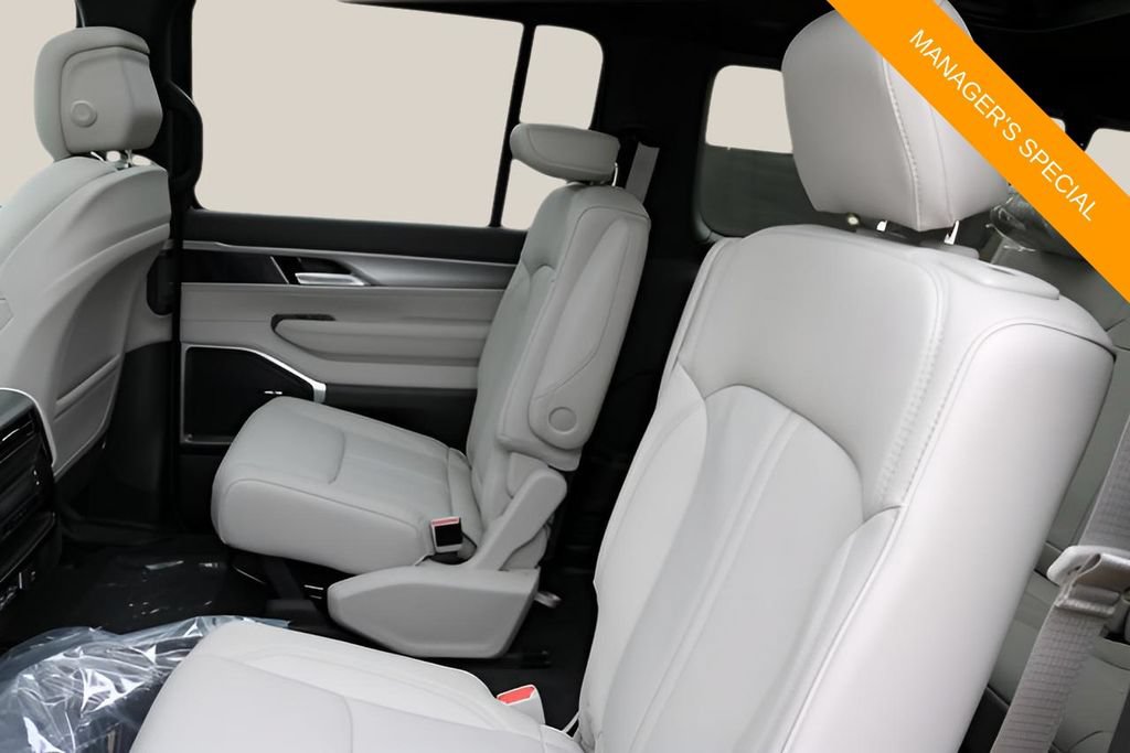 New 2025 Jeep Wagoneer L Series II AWD/4WD image 16