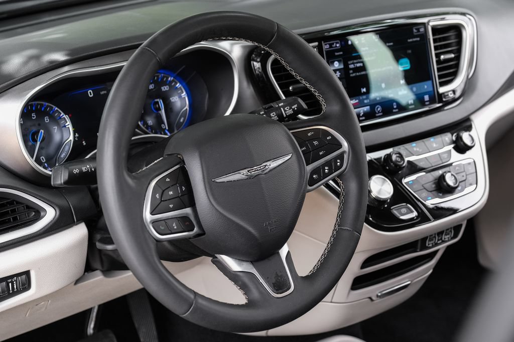 Used 2024 Chrysler Pacifica Touring-L FWD image 4