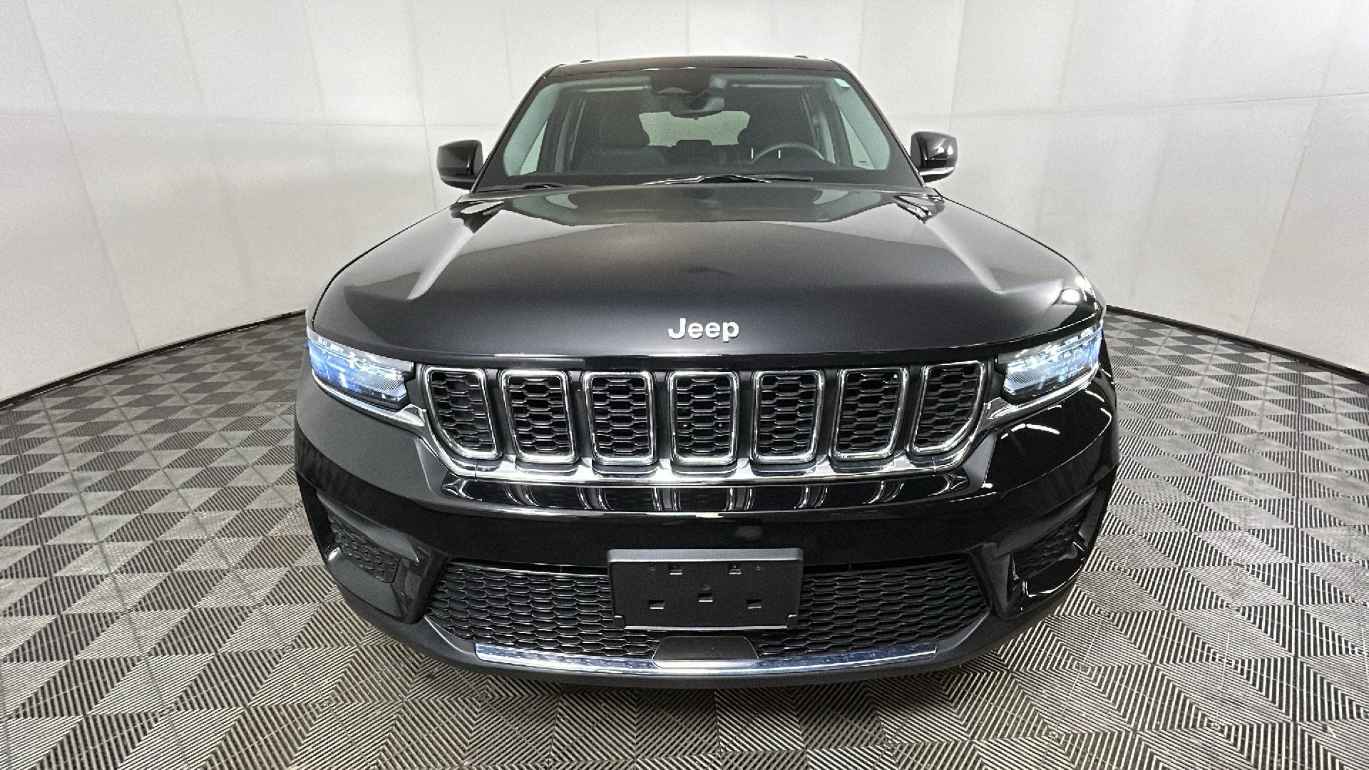 Used 2023 Jeep Grand Cherokee Laredo w/ Luxury Tech Group I AWD/4WD image 9