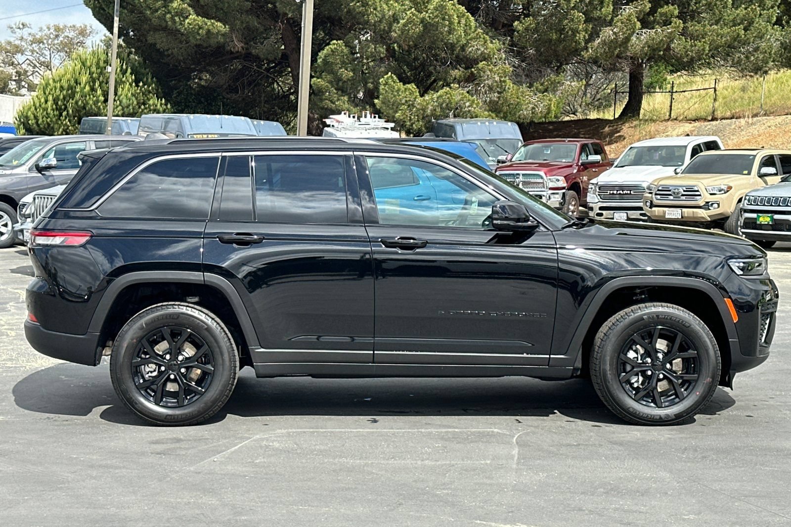 New 2026 Jeep Grand Cherokee Altitude AWD/4WD image 3