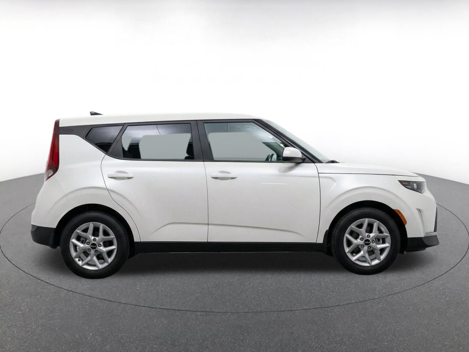 Used 2025 Kia Soul LX w/ LX Technology Package FWD image 13