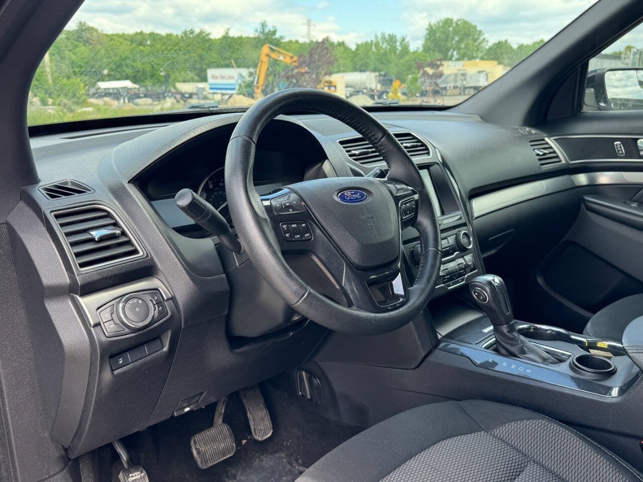 Used 2018 Ford Explorer XLT w/ Equipment Group 201A FWD image 10