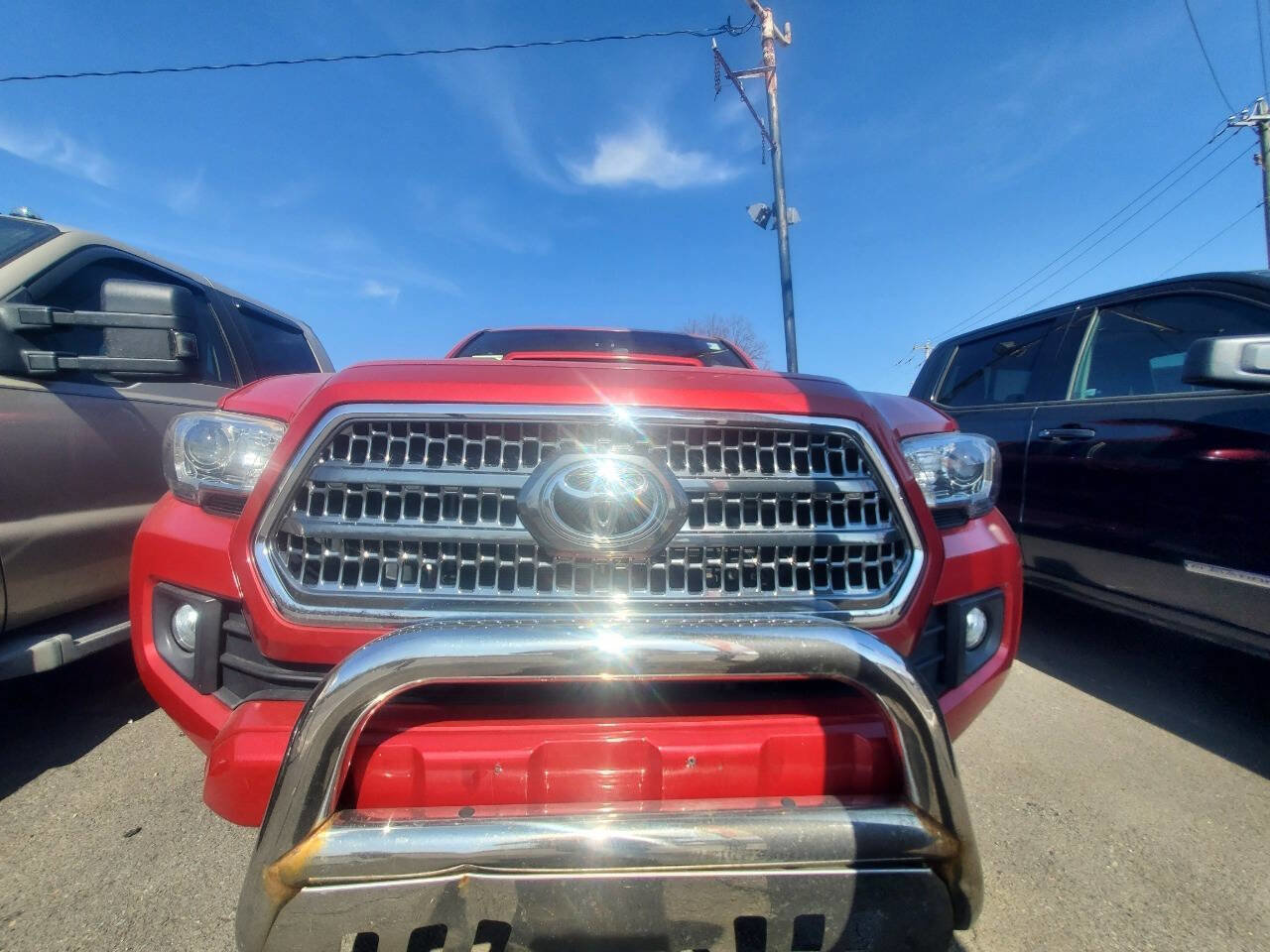 Used 2017 Toyota Tacoma TRD Sport w/ Exterior Package image 8