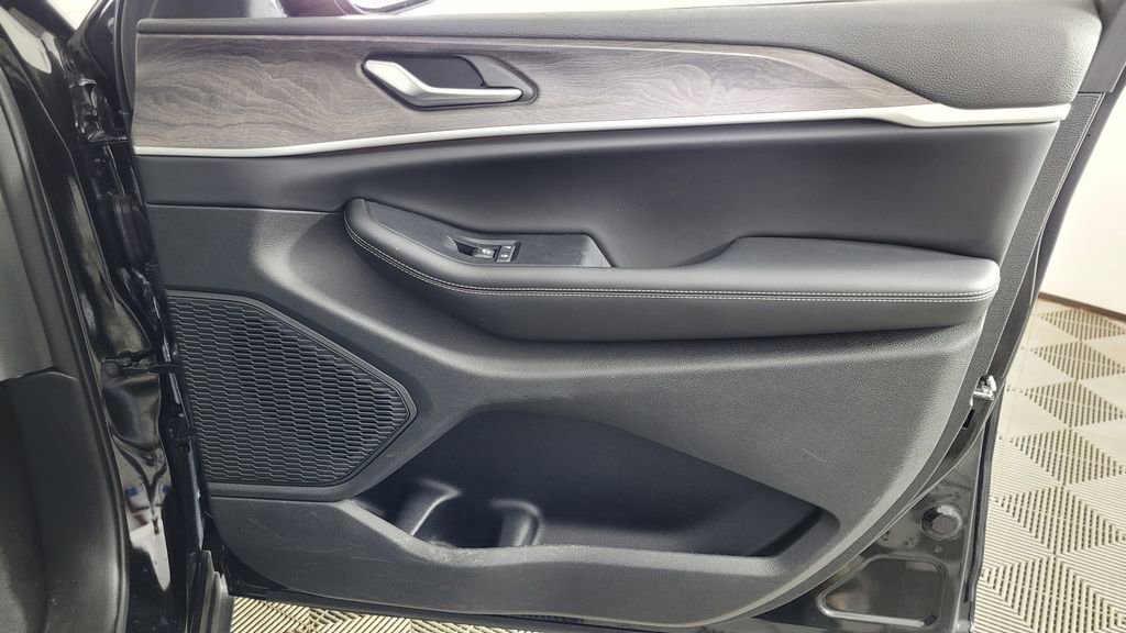 Used 2023 Jeep Grand Cherokee Limited image 36