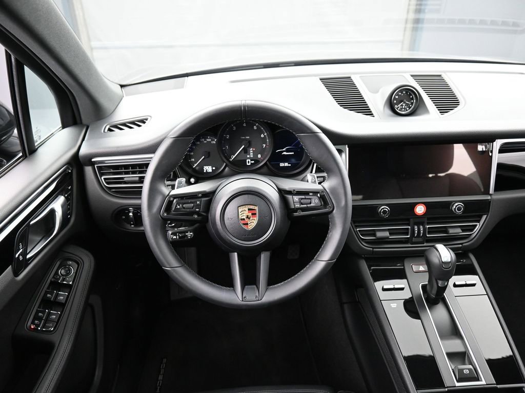 Certified 2025 Porsche Macan image 18