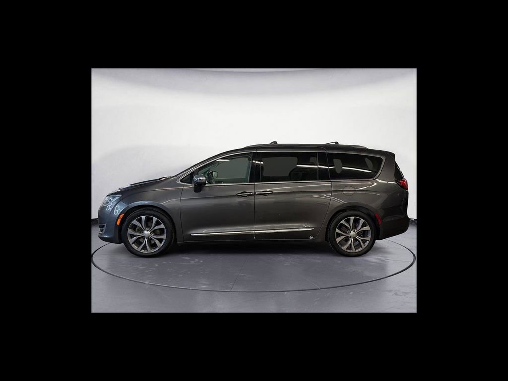 Used 2018 Chrysler Pacifica Limited w/ Tire & Wheel Group FWD image 3