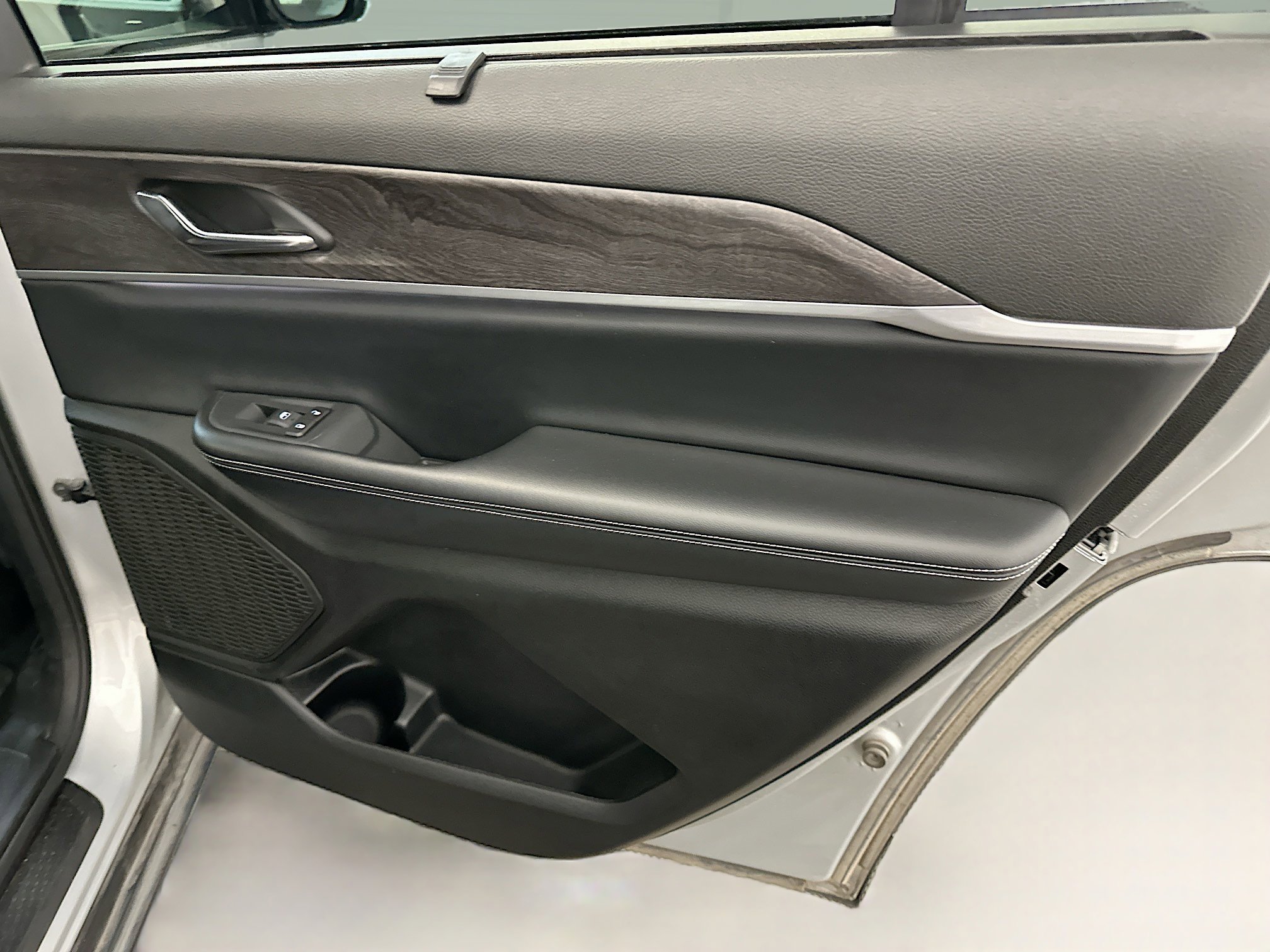 Used 2024 Jeep Grand Cherokee L Limited w/ Luxury Tech Group II image 34