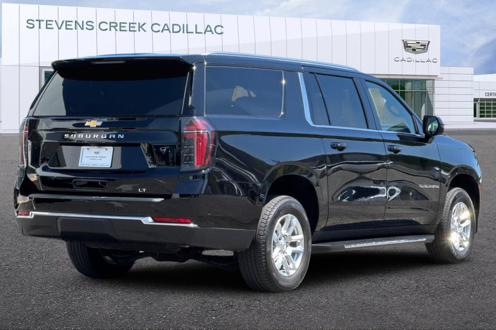 Used 2025 Chevrolet Suburban LT RWD image 3