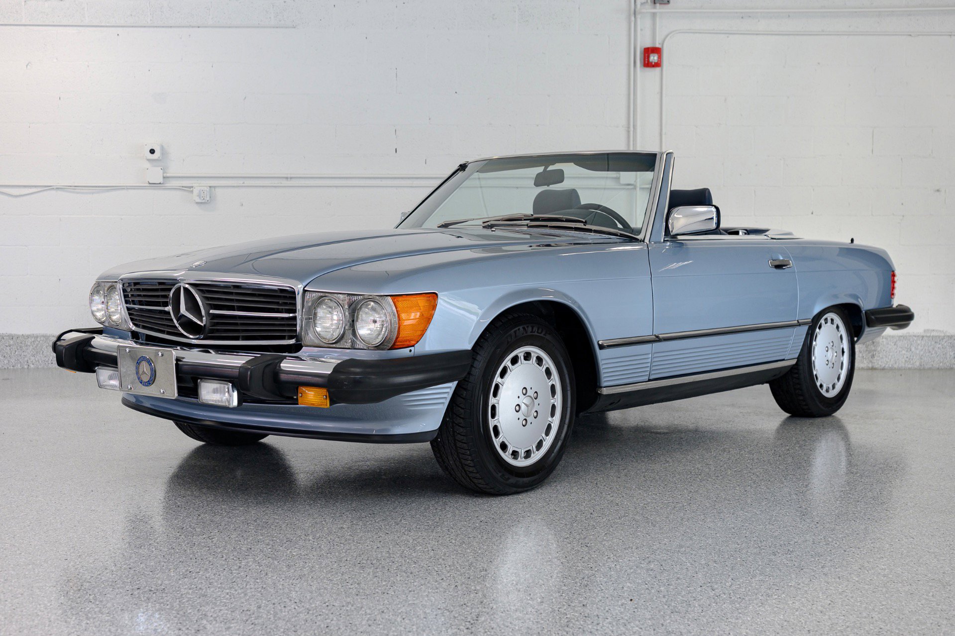 Used 1987 Mercedes-Benz 560 SL image 2