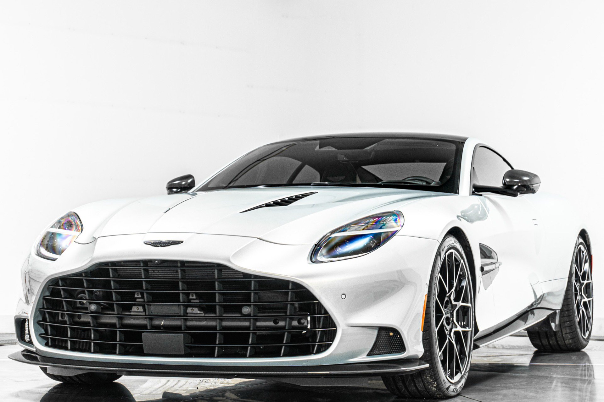 Used 2025 Aston Martin Vanquish RWD image 5