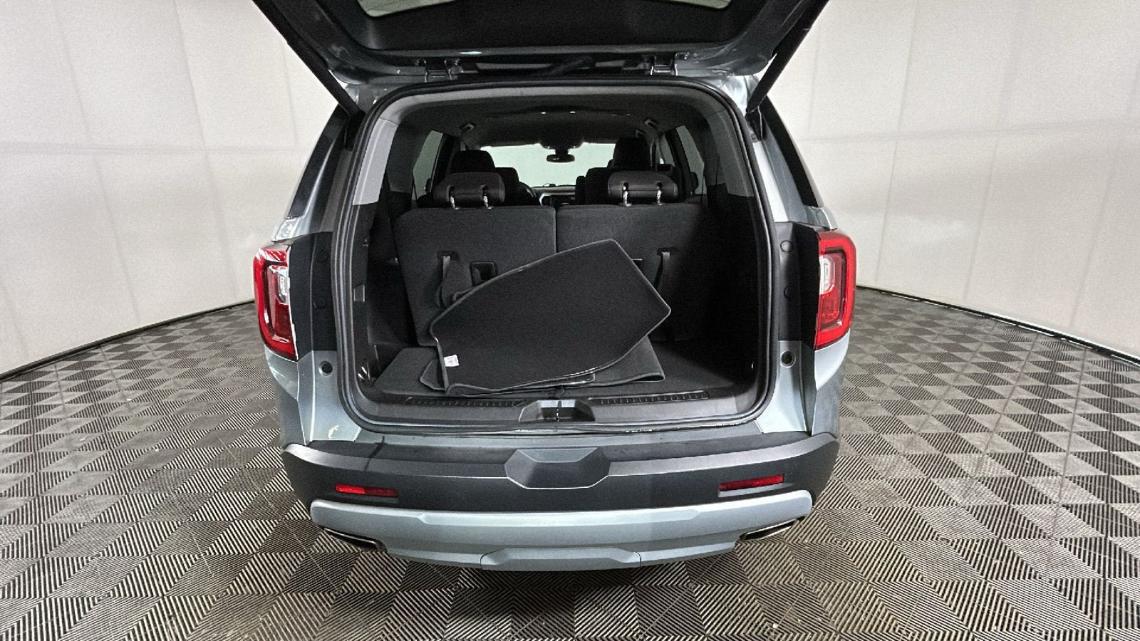 Used 2023 GMC Acadia SLE w/ Driver Convenience Package FWD image 34