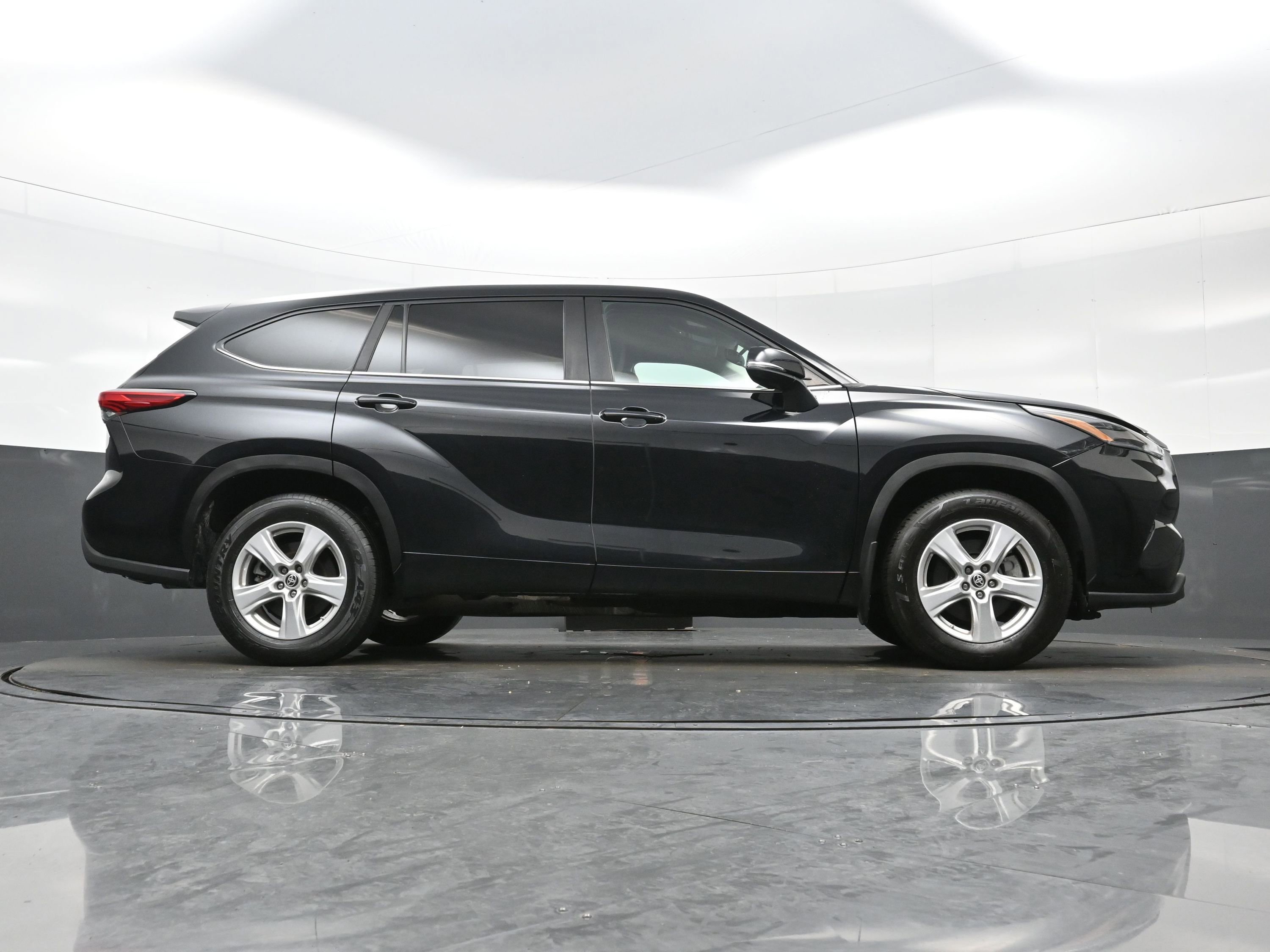 Used 2023 Toyota Highlander LE AWD/4WD image 30